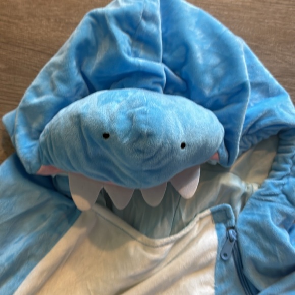 Plush shark costume for adult - Picture 3 of 3